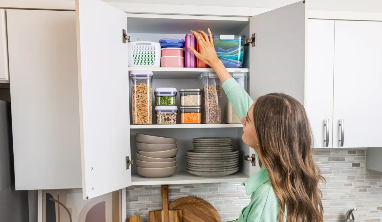 چیدمان داخل کابینت آشپزخانه عروس